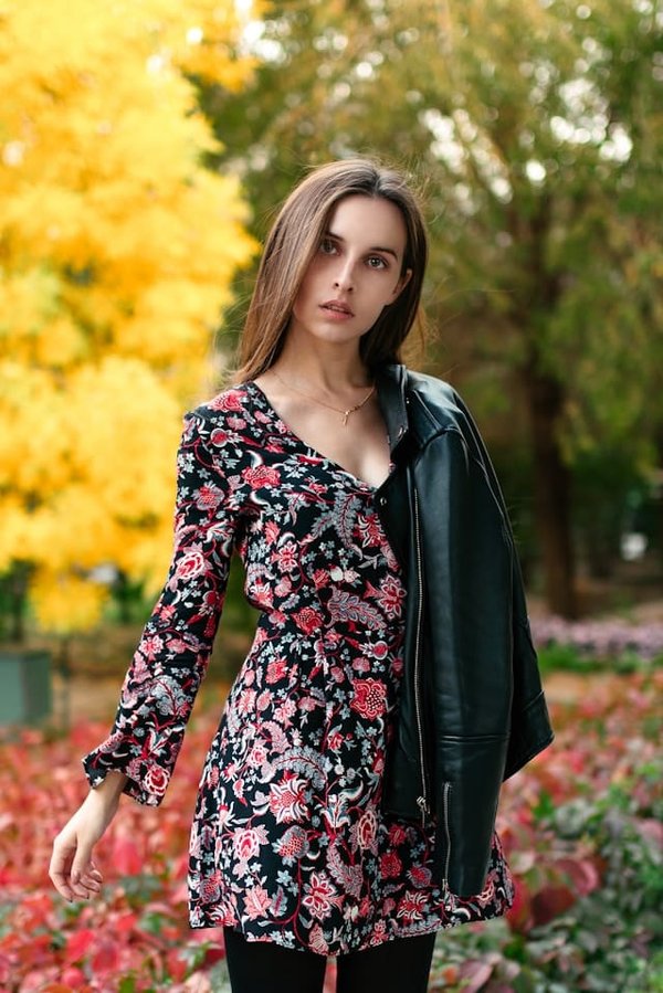 Comment intégrer des manches bouffantes dans une tenue professionnelle sans être trop extravagante ?